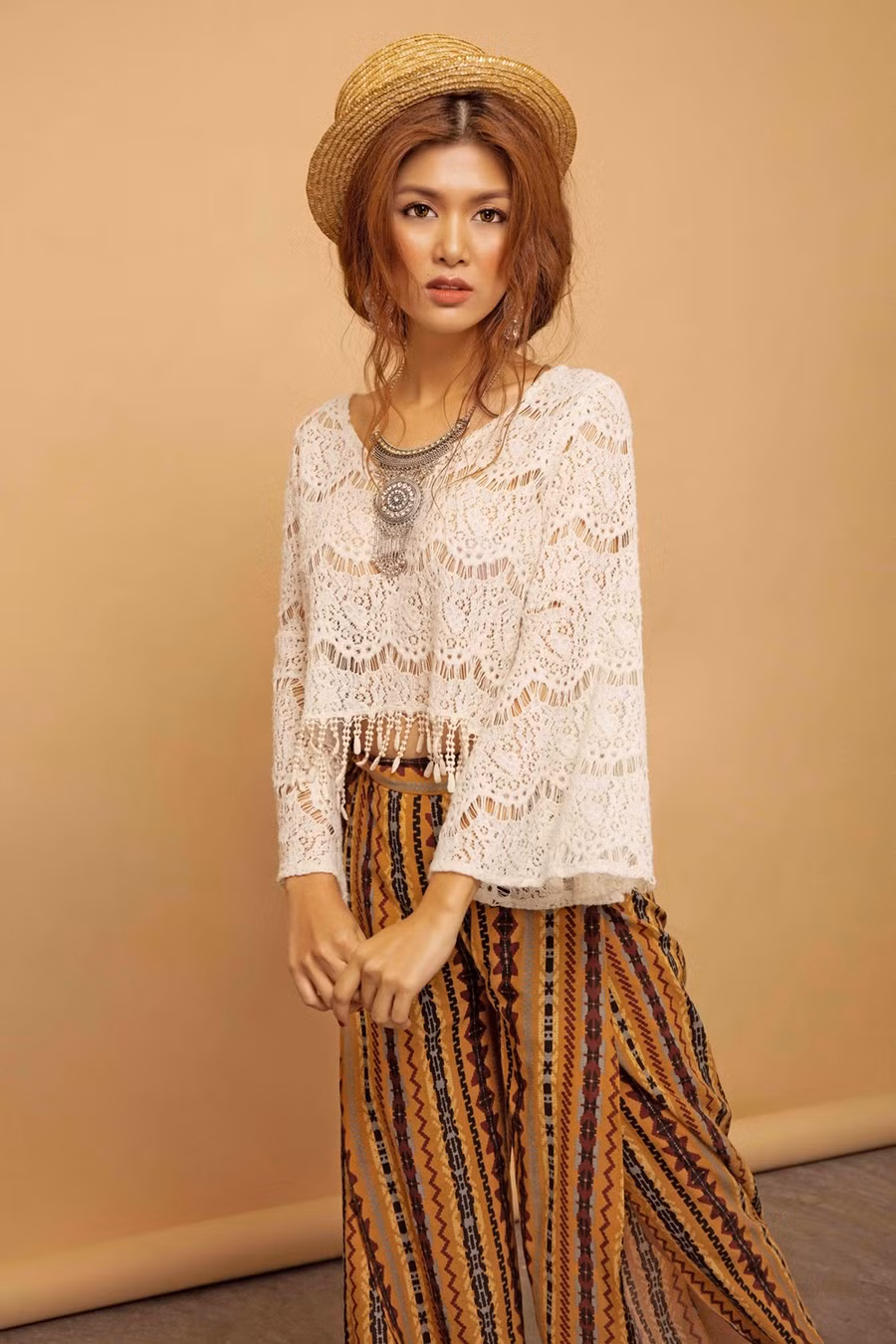 Thời trang của bohemian bao gồm những chiếc váy dài chấm gót chân với gam màu nhẹ nhàng, những chiếc khăn hoa đầy màu sắc, áo khoác da, quần jeans, những chiếc khăn quấn hay băng đô cài tóc to nhỏ khác nhau.