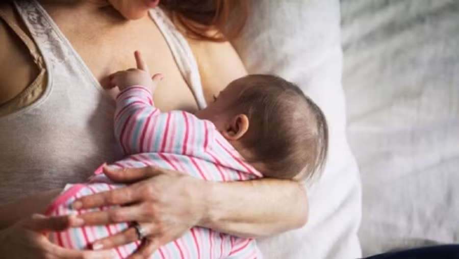 Giữa việc chăm sóc con và việc thích nghi với cuộc sống sau sinh, tình dục có thể không phải là ưu tiên hàng đầu. (Ảnh: ITN)