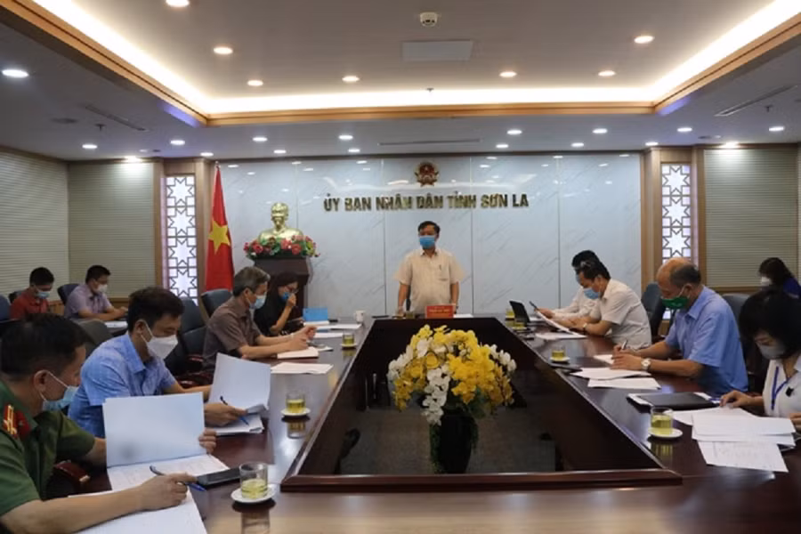 Ông Phạm Văn Thủy - PCT UBND tỉnh Sơn La chủ trì hội nghị.