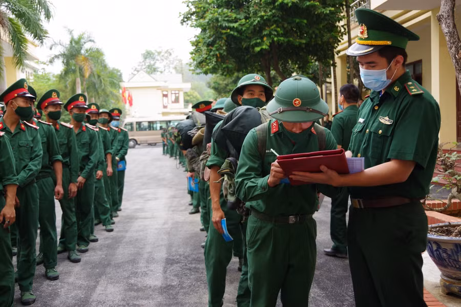 Trao Quyết định tăng cường lên khu vực biên giới cho các chiến sĩ, hạ sĩ quan