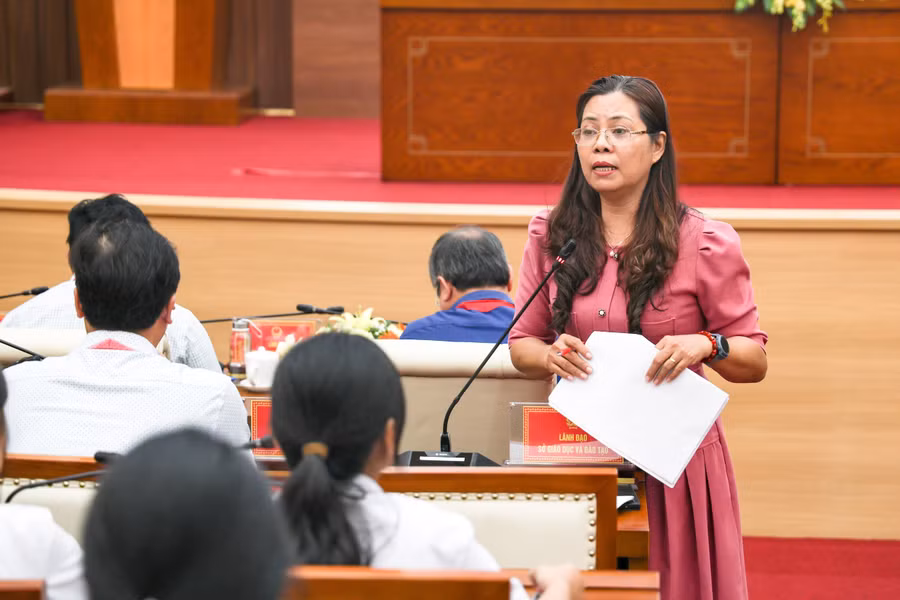 Đại diện Sở GD&ĐT tỉnh Quảng Ngãi trả lời vấn đề thiếu nhi quan tâm. Đại diện Sở GD&ĐT tỉnh Quảng Ngãi trả lời vấn đề thiếu nhi quan tâm.