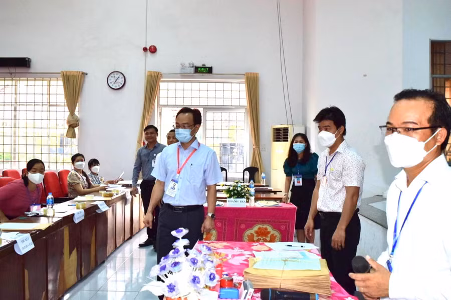 Thứ trưởng Bộ GD&amp;ĐT Hoàng Minh Sơn kiểm tra khâu thực hiện phát đề thi cho giáo viên tại Trường THPT Lý Thường Kiệt