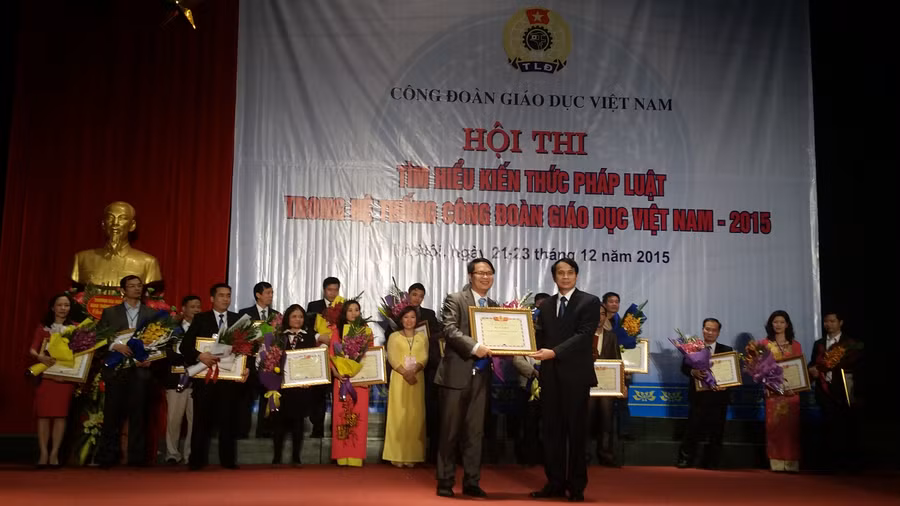 Thứ trưởng Bộ GD&ĐT tặng Bằng khen công nhận giải Nhất cho Công đoàn trường ĐH Kinh tế Quốc dân