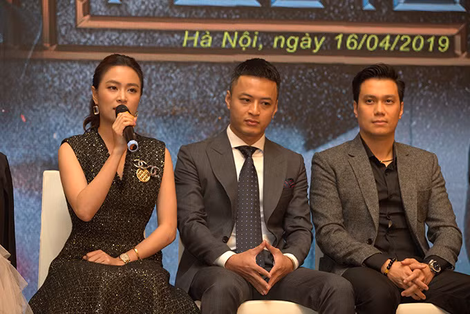 Trả lời câu hỏi của Ngoisao.net trong lầnchính thức trở lại với truyền hình sau 12 năm,Hoàng Thuỳ Linh lấy tay đặt lên ngực và cho biết tim cô đập rất mạnh khi ngồi trên ghế của thành viên đoàn làm phim. Cô đã mong chờ ngày này từ rất lâu. Mỗi lần xem phim cùng bố mẹ và không thấy mình trêntivi nữa, cô đều tự nhủ phải thật cố gắng để được trở lại. Hoàng Thuỳ Linh cảm thấy như được về nhà khi làm phim với VFC, nơi đã nuôi dưỡng tài năng của cô từ những bước khởi đầu. Ảnh: VFC