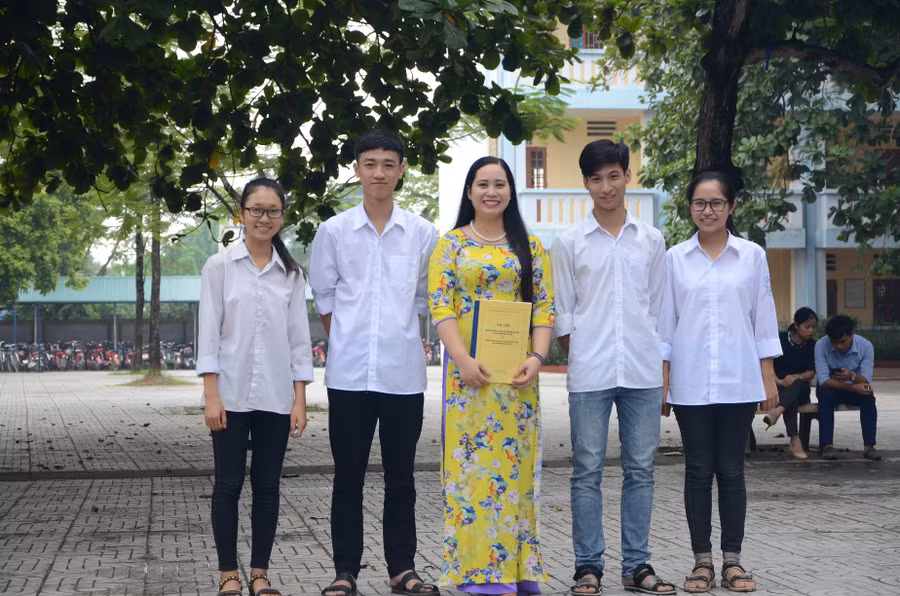 Cô Nguyễn Lan Phương cùng các học trò Cô Nguyễn Lan Phương cùng các học trò