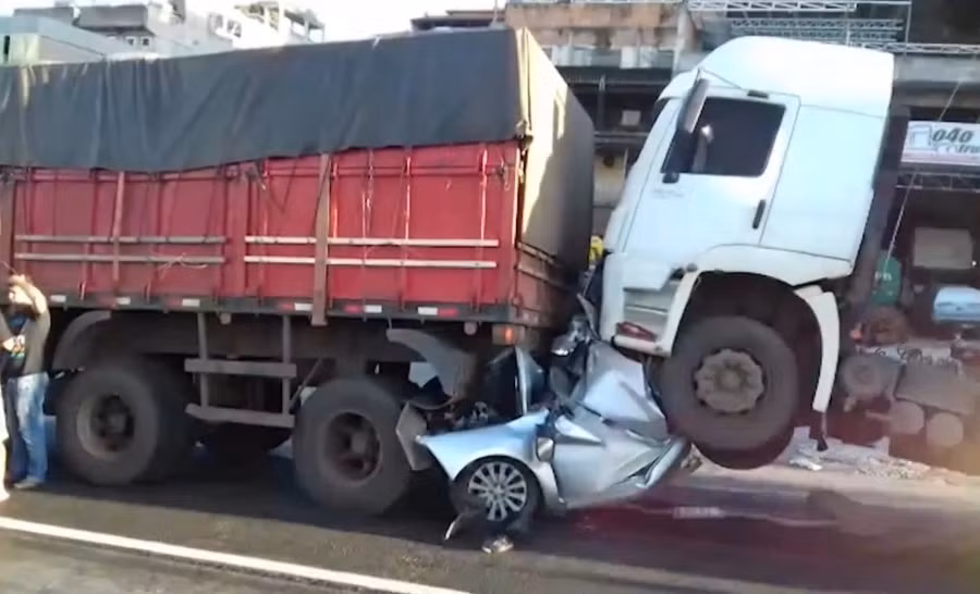 video: o to bep rum kep giua 2 xe tai sau tai nan kinh hoang va dieu than ky voi tai xe hinh anh 1