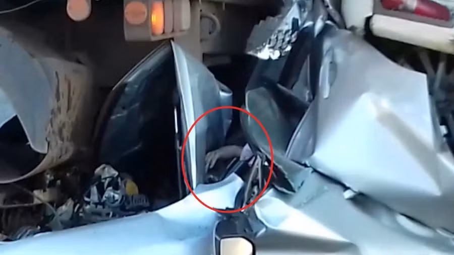 video: o to bep rum kep giua 2 xe tai sau tai nan kinh hoang va dieu than ky voi tai xe hinh anh 2
