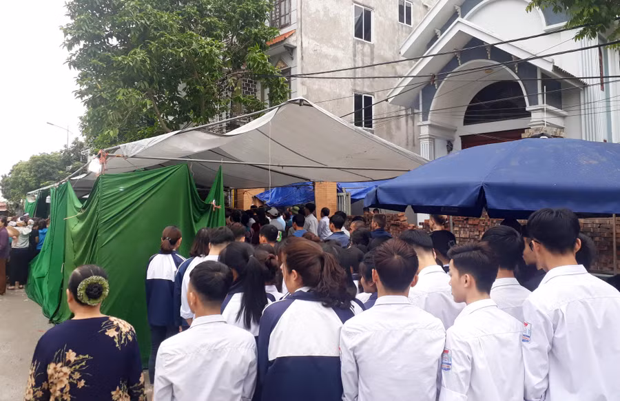 Rất đông bạn bè cùng lớp, bà con khu phố tới động viên, chia sẻ nỗi đau với gia đình nữ sinh V.A.