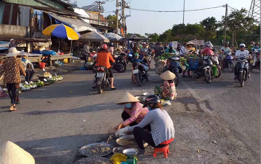 Cảnh lộn xộn tại khu chợ tự phát
