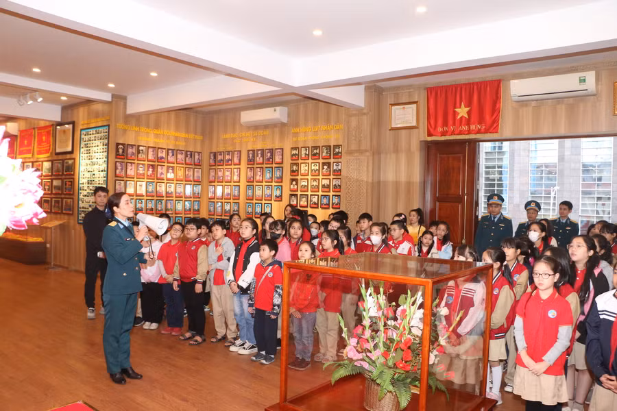 Nhà truyền thống Sư đoàn 361 có đặt trang trọng lẵng hoa được phục dựng theo nguyên mẫu lẵng hoa cuối cùng Bác Hồ tặng Sư đoàn vào cuối tháng 8/1969 trước khi Người đi xa. Nhà truyền thống Sư đoàn 361 có đặt trang trọng lẵng hoa được phục dựng theo nguyên mẫu lẵng hoa cuối cùng Bác Hồ tặng Sư đoàn vào cuối tháng 8/1969 trước khi Người đi xa.