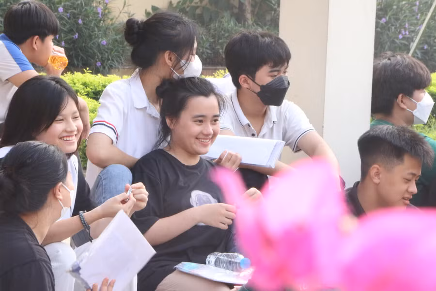 Các thí sinh chuẩn bị tâm thái tốt nhất trước khi vào phòng thi.