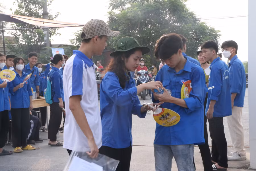 Các thanh niên tình nguyện hỗ trợ thí sinh nước uống ngay từ cổng.