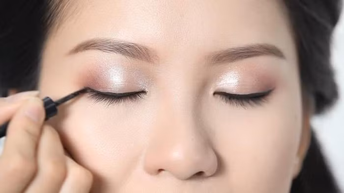 Mẹo trang điểm để có đôi mắt to tròn dành cho các nàng mắt nhỏ ảnh 1 bi-quyet-trag-diem-mat-to-tron-1