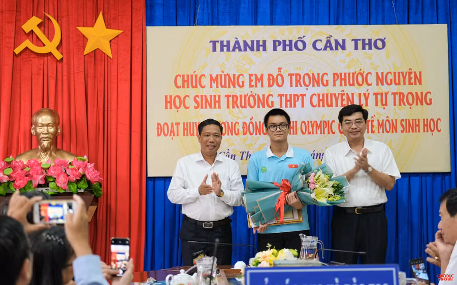 Lãnh đạo UBND thành phố và Lãnh đạo Sở GD&amp;ĐT tặng bằng khen và hoa chúc mừng em Phước Nguyên.