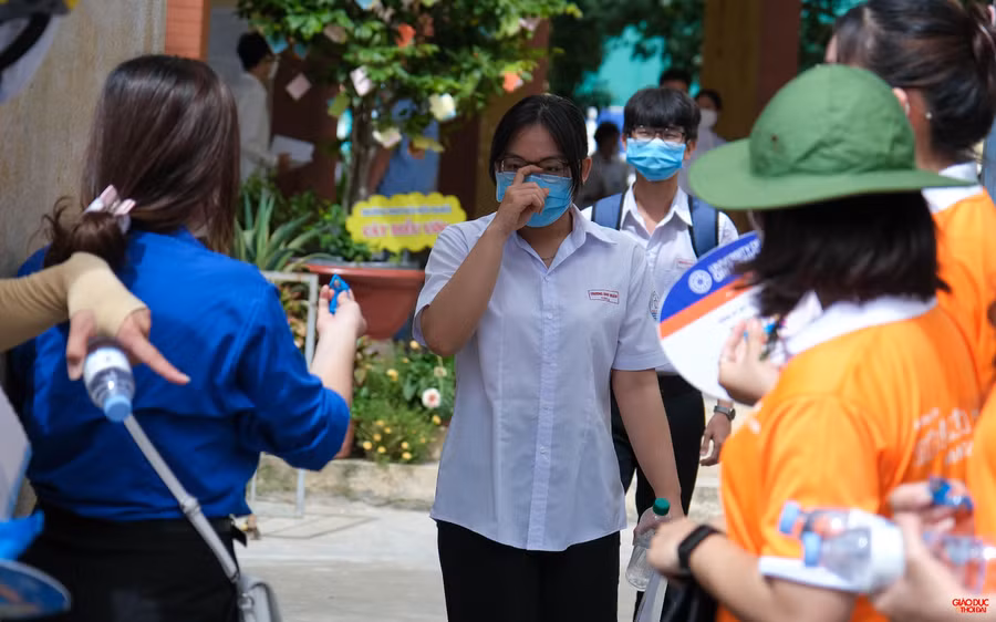 Thí sinh tự tin rời phòng thi sau khi kết thúc bài thi đầu tiên. Thí sinh tự tin rời phòng thi sau khi kết thúc bài thi đầu tiên.