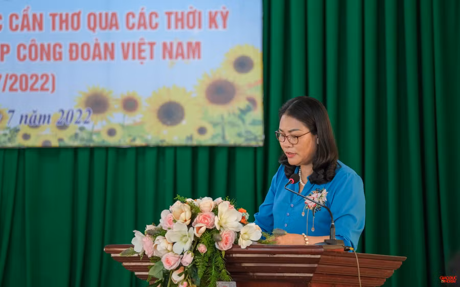 Đồng chí Bùi Thị Phương - Phó Chủ tịch Công đoàn Ngành GD thành phố ôn lại lịch sử truyền thống công đoàn ngành.