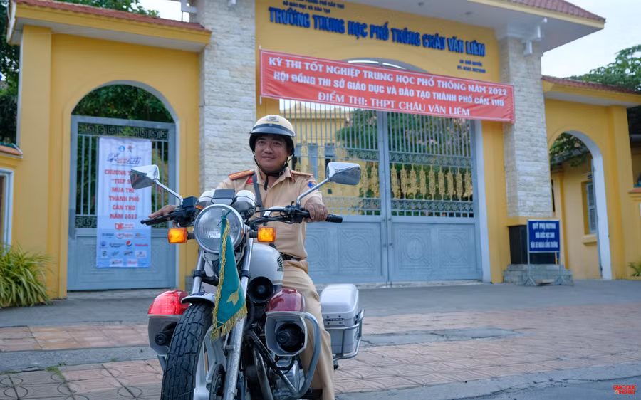 Thiếu tá Nguyễn Tường Duy - Đội tuần tra dẫn đoàn phòng CSGT đường bộ, đường sắt (Công an TP. Cần Thơ) thực hiện nhiệm vụ tuần tra trên tuyến đường nóng tại quận Ninh Kiều.