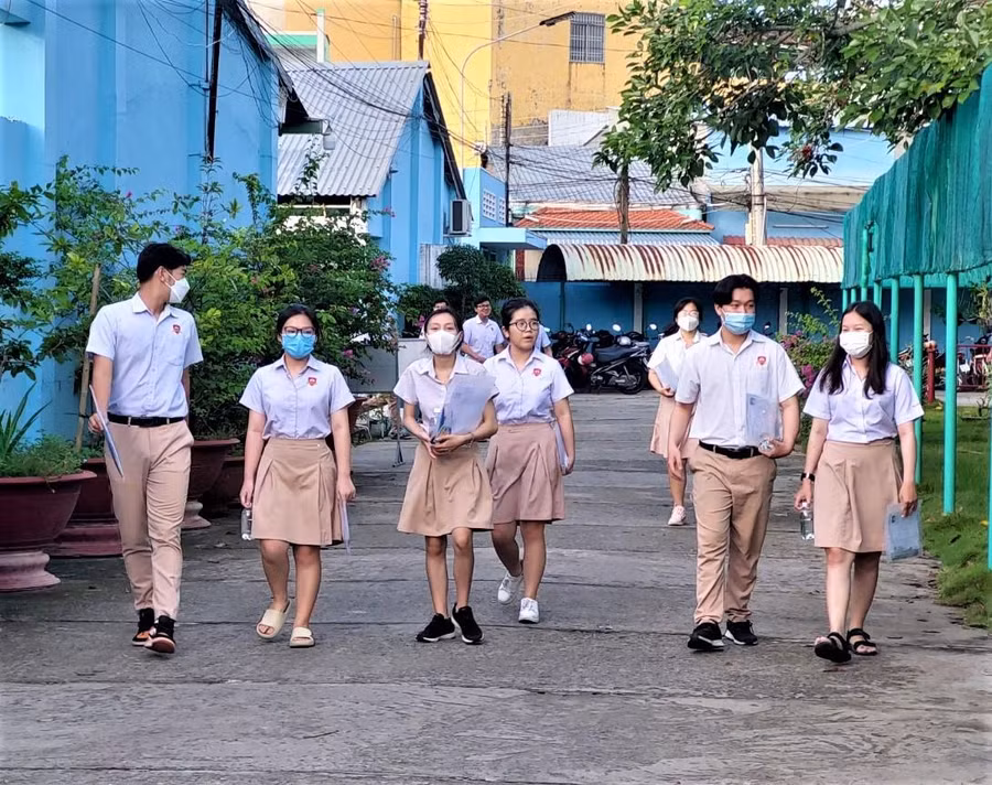 Bộ đồng phục màu sắc nền nã của thí sinh là học sinh Trường iSchool Bộ đồng phục màu sắc nền nã của thí sinh là học sinh Trường iSchool
