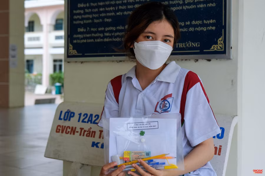 Em Nguyễn Thị Xuân Thi, thí sinh tại điểm thi THPT Trần Đại Nghĩa khoe lời chúc động viên học trò.