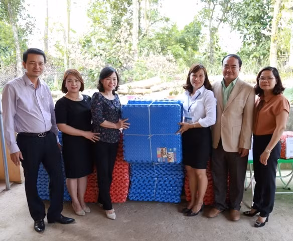 Lãnh đạo ngành GD&ĐT tỉnh Quảng Trị trao tặng thảm xốp lắp ghép cho trường Mầm non A Dơi