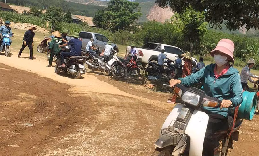 Nhiều người hiếu kỳ tới gần hiện trường vụ tai nạn. (Ảnh: NT) Nhiều người hiếu kỳ tới gần hiện trường vụ tai nạn. (Ảnh: NT)