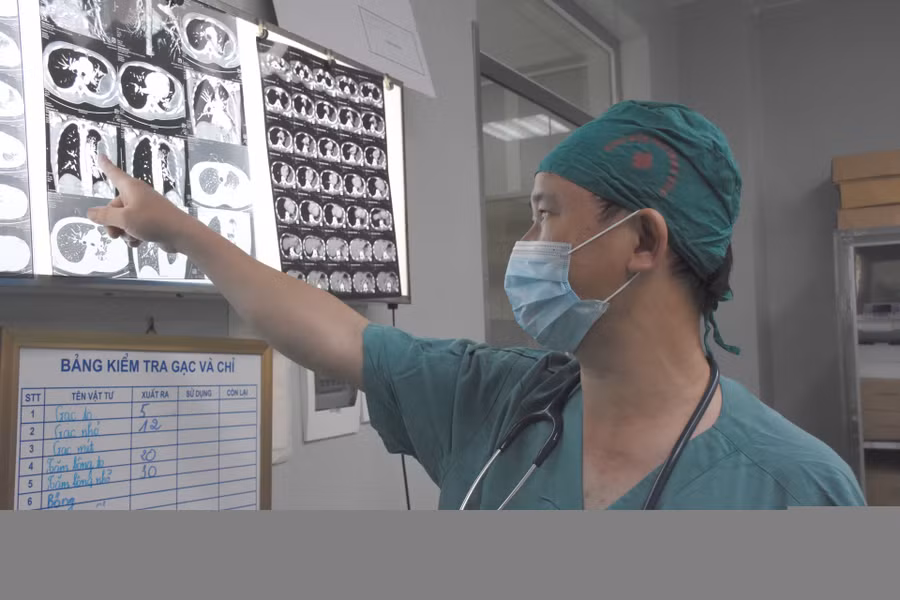 TS. BS Nguyễn Viết Nghĩa - Phó trưởng Khoa Gây mê hồi sức tích cực, Bệnh viện Phổi Trung Ương