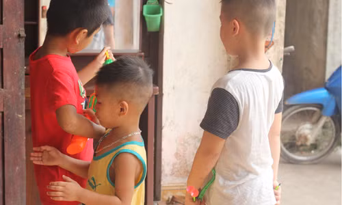 Hải (áo đỏ) đang chơi cùng em trai ruột và Minh tại nhà mẹ đẻ chị Hương. Hải (áo đỏ) đang chơi cùng em trai ruột và Minh tại nhà mẹ đẻ chị Hương. Ảnh: MT.