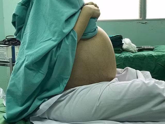 Bụng cô gái trẻ lớn hơn cả người thai sắp đến ngày sinh