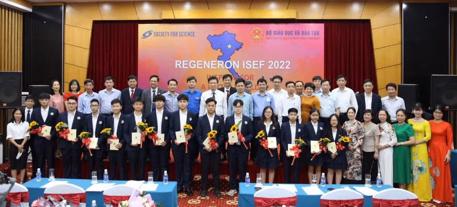 Thứ trưởng Bộ GD&amp;ĐT Nguyễn Hữu Độ chúc mừng 13 học sinh xuất sắc, đại diện cả nước tham dự ISEF năm 2012.
