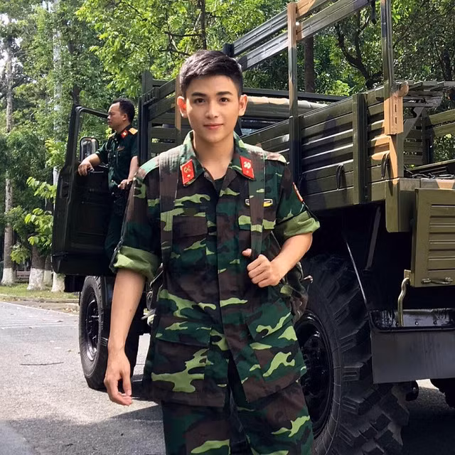 Gây bão cộng đồng mạng với hình ảnh chàng quân nhân khá bảnh trai, Nguyễn Hải Dương bỗng chốc được chú ý và hâm mộ. Thậm chí trang cá nhân của anh còn tăng lượt follow đột biến và mức độ chia sẻ cao.