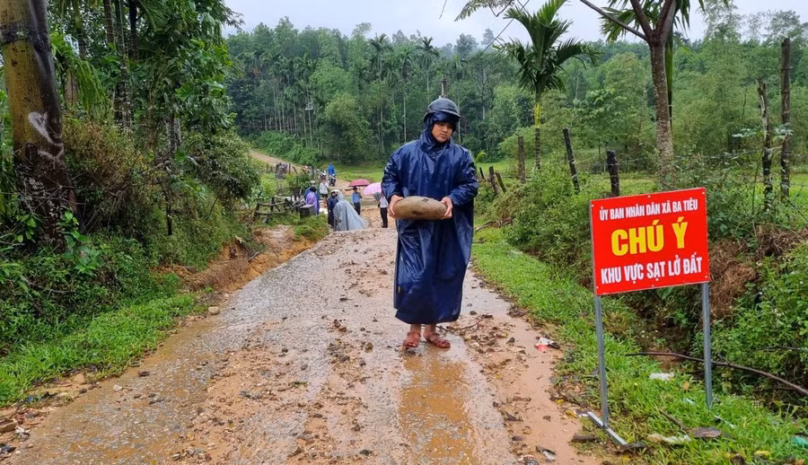 Chính quyền xã Ba Tiêu đã cho đặt biển cảnh báo nguy hiểm tại các điểm sạt lở nghiêm trọng.