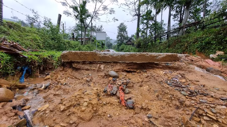 Mưa lớn khiến tuyến đường bị sạt lở nghiêm trọng.