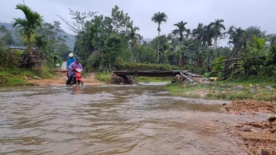 Một điểm suối khác cắt ngang đường vào tổ 4, thôn Krầy, khi mưa lớn thì hơn 100 hộ dân sẽ bị cô lập hoàn toàn.