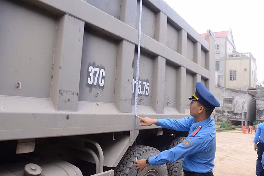 Thanh tra giao thông Nghệ An kiểm tra xe cơi nới thành thùng.