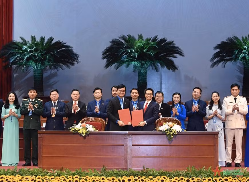 Phó Thủ tướng Vũ Đức Đam và Bí thư thứ nhất T.Ư Đoàn Bùi Quang Huy ký kết Nghị quyết liên tịch giữa Chính phủ và Ban Chấp hành T.Ư Đoàn giai đoạn 2022 - 2027.