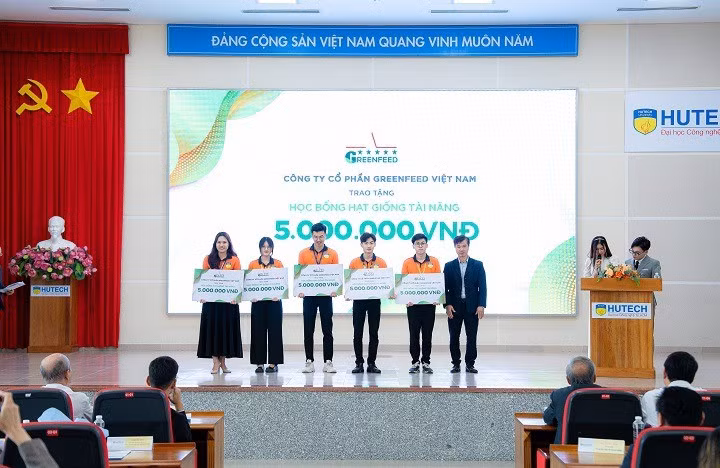 Các sinh viên nhận học bổng từ doanh nghiệp. Các sinh viên nhận học bổng từ doanh nghiệp.