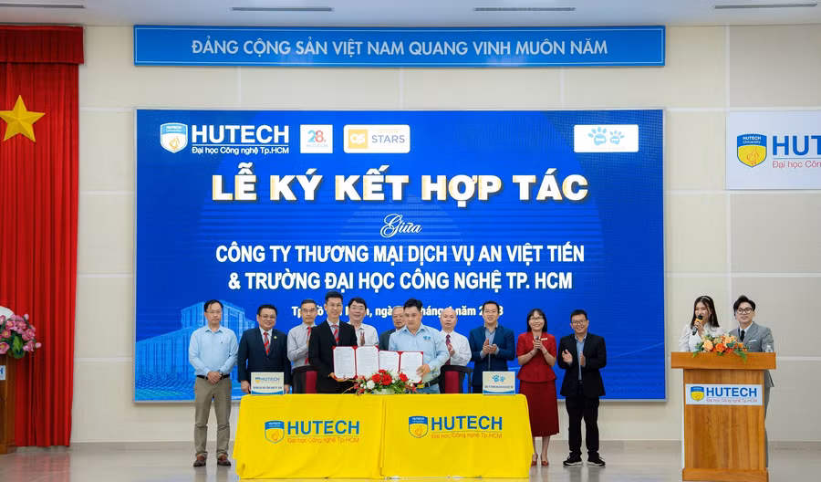 Ký kết hợp tác giữa nhà trường và doanh nghiệp. Ký kết hợp tác giữa nhà trường và doanh nghiệp.