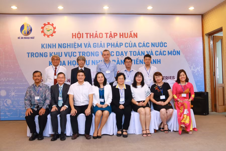 Các báo cáo viên và lãnh đạo SEAMEO RETRAC tại hội thảo Các báo cáo viên và lãnh đạo SEAMEO RETRAC tại hội thảo