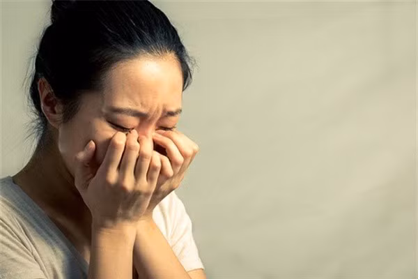 Cô ta khóc lóc xin tôi nhận anh về chăm sóc. (Ảnh minh họa)