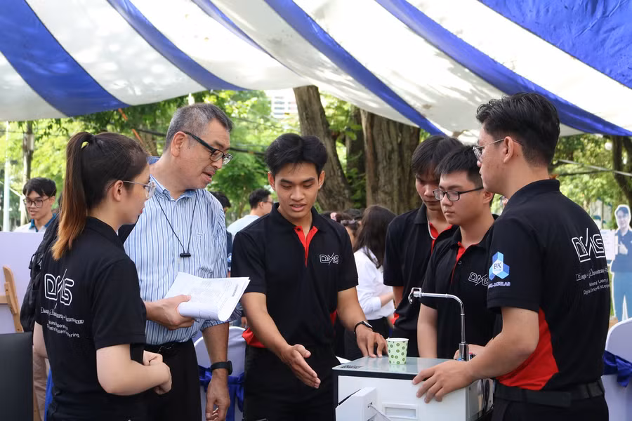 Một đội thi đang trình bày ý tưởng và dự án của mình với ban giám khảo.