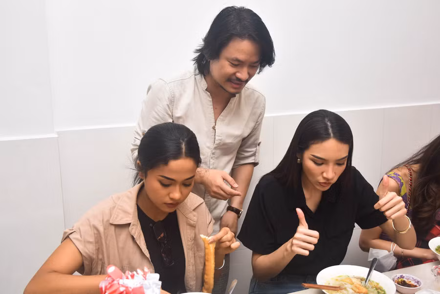 Nàng Á hậu Hòa Bình Thái Lan còn giơ ngón tay cái để thể hiện sự ấn tượng với món phở thơm ngon khi được thưởng thức trực tiếp tại Việt Nam.