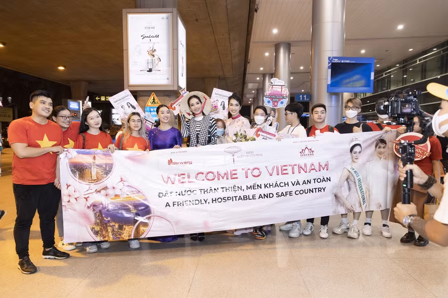 Hoa hậu Sireethorn Leearamwat được chào đón nồng nhiệt tại sân bay.