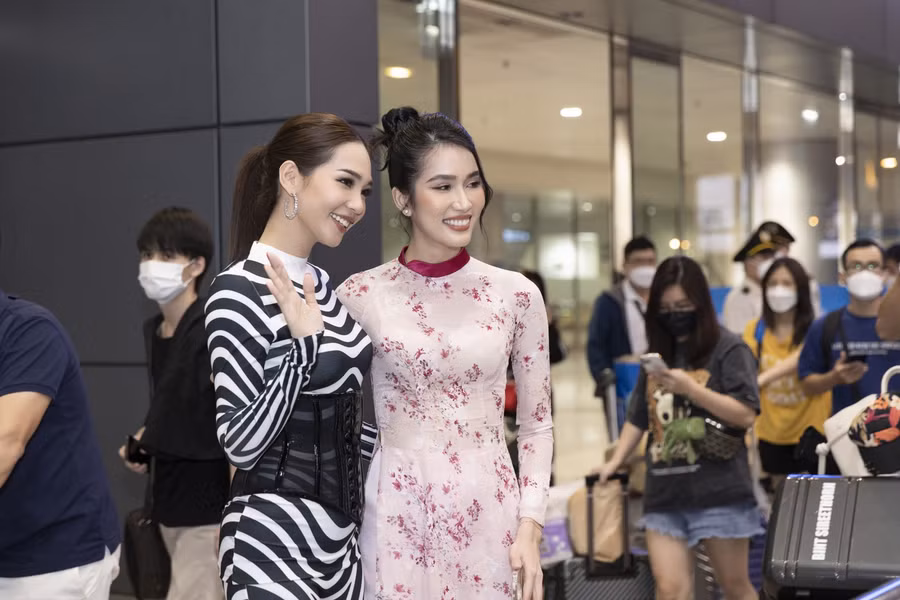 Hoa hậu Sireethorn Leearamwat tranh thủ chụp ảnh kỷ niệm cùng Á hậu Phương Anh.