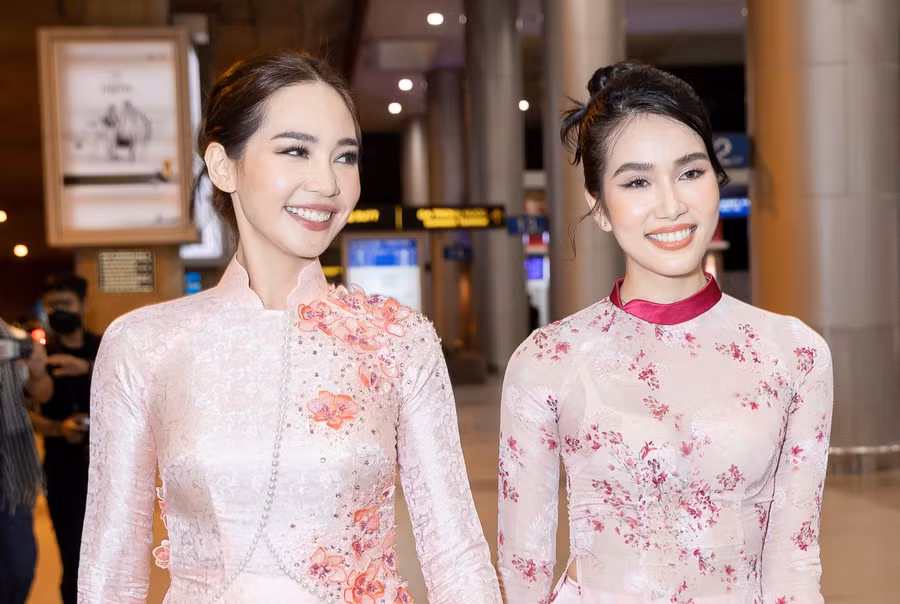 Á hậu Phương Anh tự tin đọ dáng áo dài cùng Hoa hậu Quốc tế 2019 