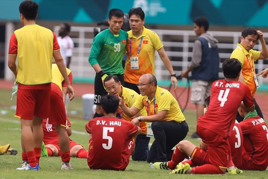 HLV Park Hang-seo cùng các cầu thủ U23 Việt Nam trong cuộc đối đầu UAE tại ASIAD 18