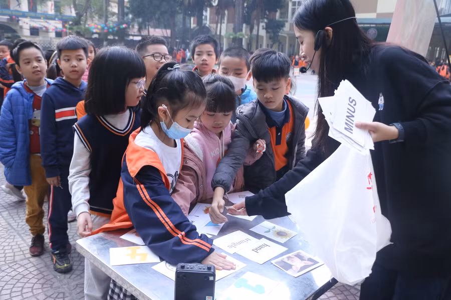 Học sinh tham gia phần nhận diện các bức hình theo màu sắc mà giáo viên đưa ra bằng Tiếng Anh.