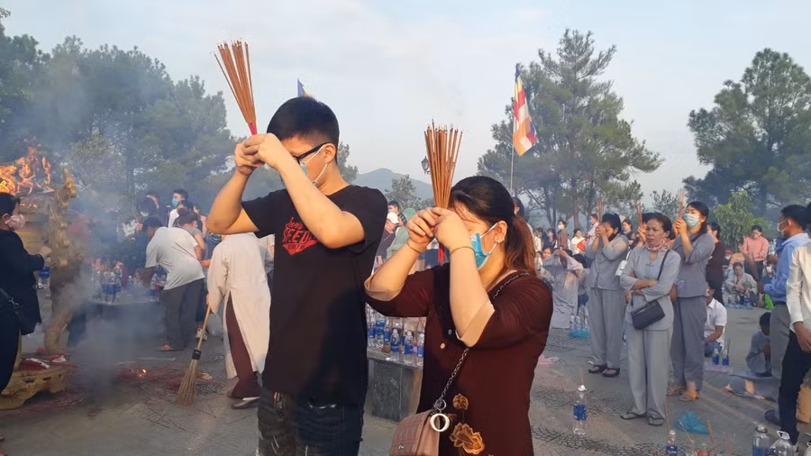 Và vào dịp lễ này, không thể thiếu nghi lễ Bông hồng cài áo. Bông hồng màu đỏ, thấm thía hơn giá trị khi còn được ở bên những đấng sinh thành. Bông hồng trắng của những ai mất mẹ cha...Mỗi bông hồng như chất chứa tất thảy tâm tư của những người con trong dịp lễ Vu Lan.