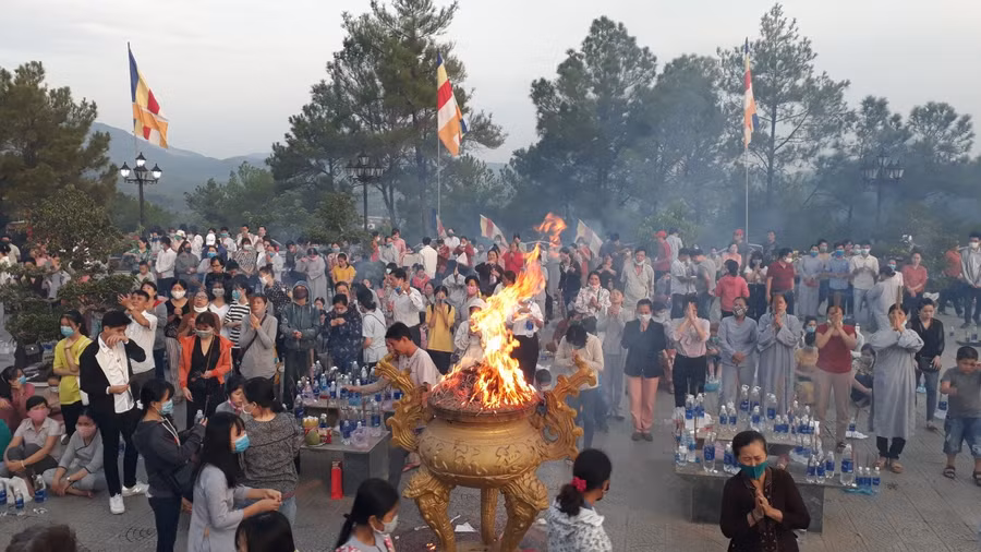 Những ngày này, nhiều ngôi chùa tại Cố đô Huế lại thu hút đông đảo Phật tử đến trong ngày lễ Vu Lan …Là một ngày có ý nghĩa rất quan trọng trong đời sống tâm linh của người Việt, đây là ngày báo hiếu, nhắc nhở các thế hệ con cháu nhớ tới công ơn sinh thành dưỡng dục của cha mẹ, ông bà, tổ tiên cũng như những thế hệ người đi trước.