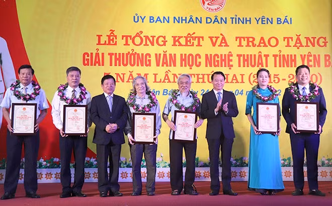 Bí thư Tỉnh ủy Đỗ Đức Duy (thứ 3 bên phải) và nhạc sỹ Đỗ Hồng Quân - Chủ tịch Uỷ ban toàn quốc Liên hiệp các Hội Văn học nghệ thuật Việt Nam trao giải A cho các tác giả, nhóm tác giả đạt giải.