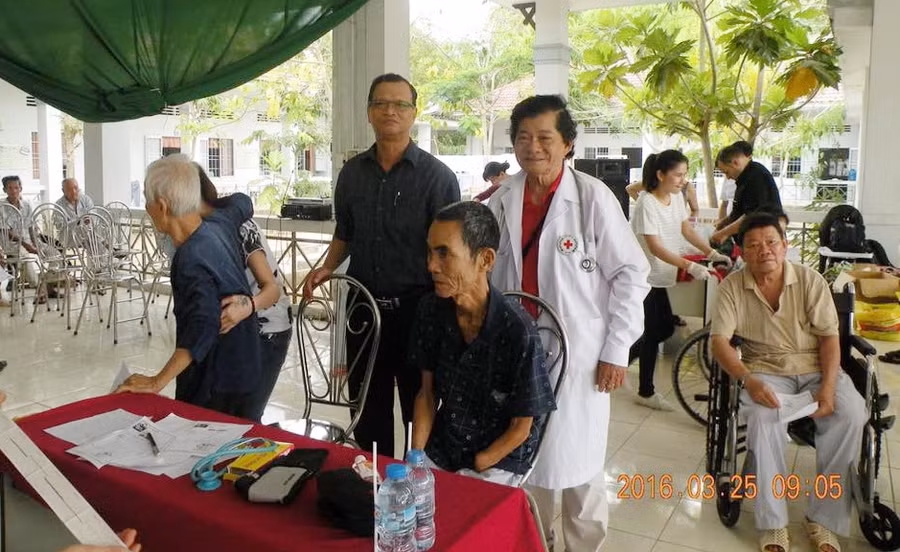 Người thầy thuốc lặng lẽ dốc hết sức mình bằng tất cả tình thương và sự sẻ chia với những mảnh đời bất hạnh